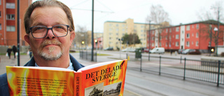 Romandebut med historia i botten