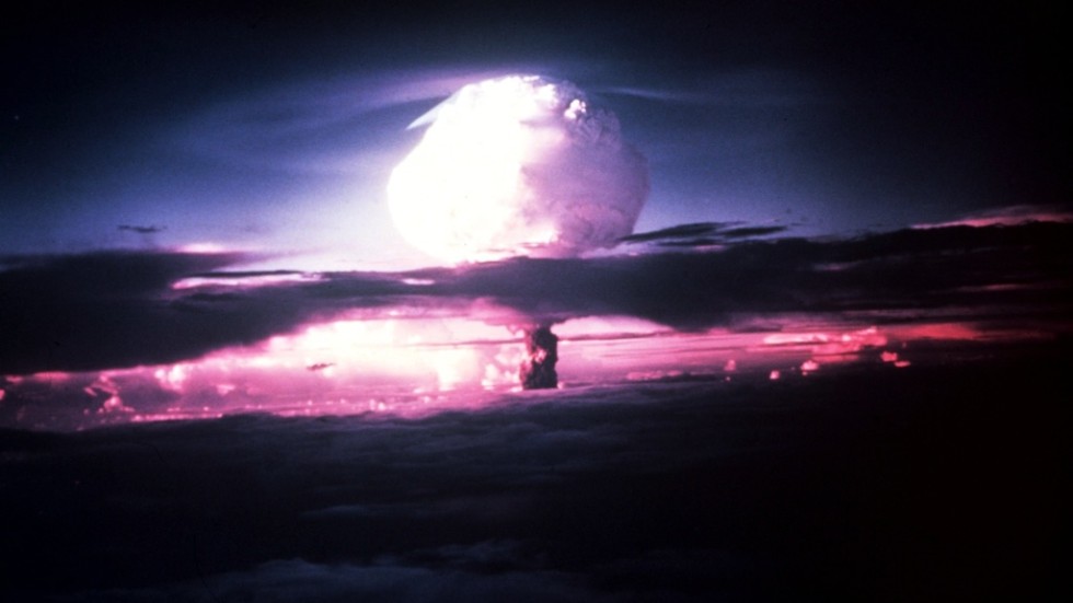 Kärnvapen gjorde inte världen fredlig eller säker, skriver artikelförfattarna. (Bild från amerikansk provsprängning 1952.)