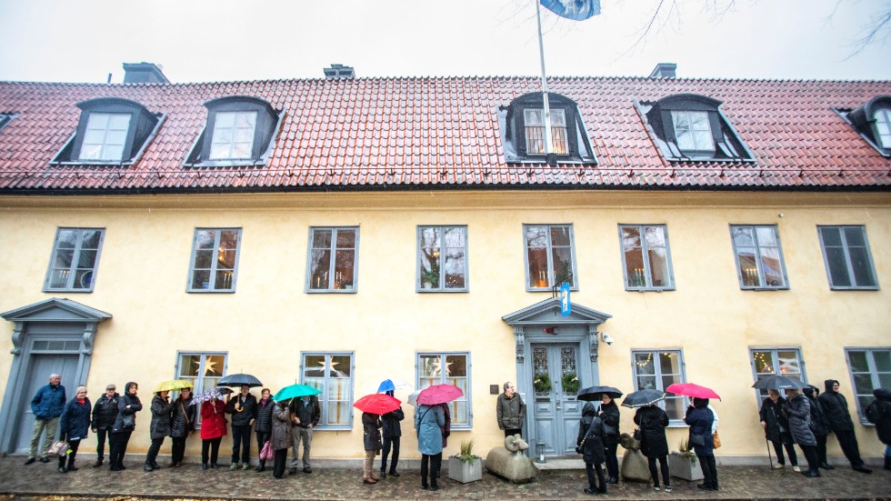 Det blev till att köa i regnet för de som ville komma på adventsfika hos landshövdingen på söndagen. 