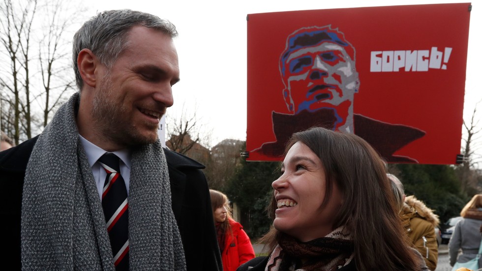 Prags borgmästare Zdenek Hrib, här tillsammans med den ryske oppositionsledaren Boris Nemtsovs dotter, journalisten Zhanna Nemtsova, i Prag tidigare i år. Arkivbild.