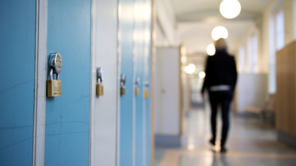 Efter att läraren tagit ut eleven i korridoren eskalerade situationen och slutade i våld. 