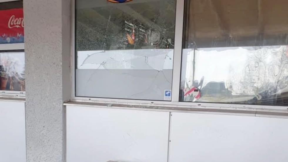 Frendo fick glasrutor krossade natten till påskdagen. Polisen har vissa spår att gå på. 