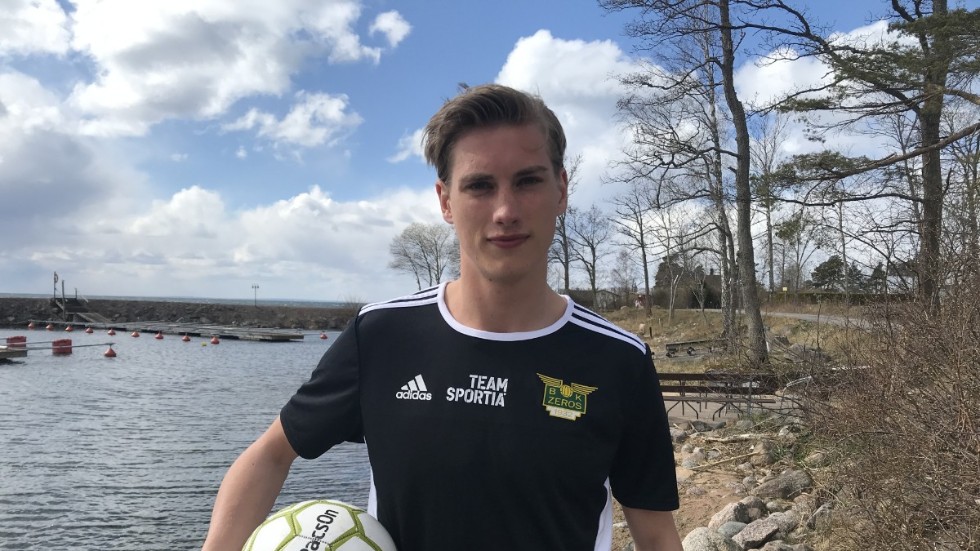 Charlie Jareblad hoppas nå division 4 med Zeros i fotboll och allsvenskan med Solfjäderstaden i innebandy. Han är en dubblerare som fått jobb som lärare och är tillbaka i hemstaden. Möt Jareblad i veckans Sportsnack.