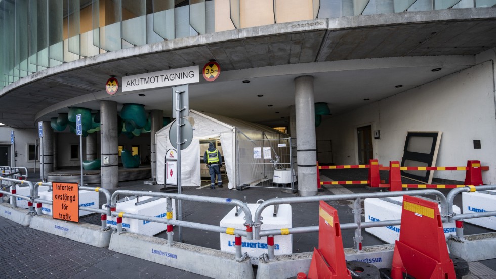 Ingången och infarten till en akutmottagning i Malmö har anpassats på grund av coronaviruset. Regionerna och kommunerna kommer att få mer pengar, enligt Ekot. Arkivbild.