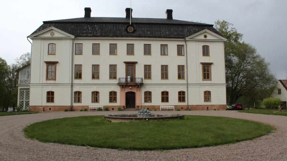 Ljungs slott uppfördes i slutet av 1700-talet i gustaviansk stil. Slottet är både Q-märkt och klassat som riksintresse av Riksantikvarieämbetet.