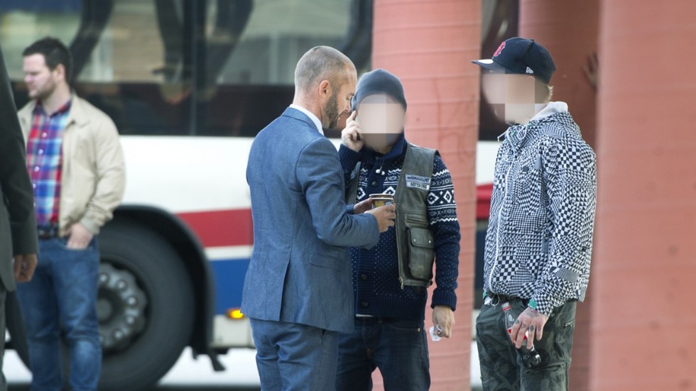 Den misstänkte bombmannen (i mitten), tillsammans med en vän och sin försvarare, advokat Jens Arnhof, under den kaotiska dagen i Luleå för åtta år sedan.