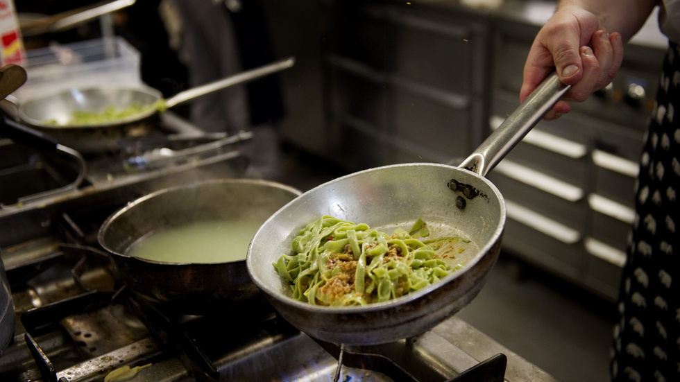 Lunchkupongerna för gymnasieskolan borde återinföras, våra restauranger i Linköping serverar god och näringsriktig mat, skriver tre representanter för Linköpingslistan.