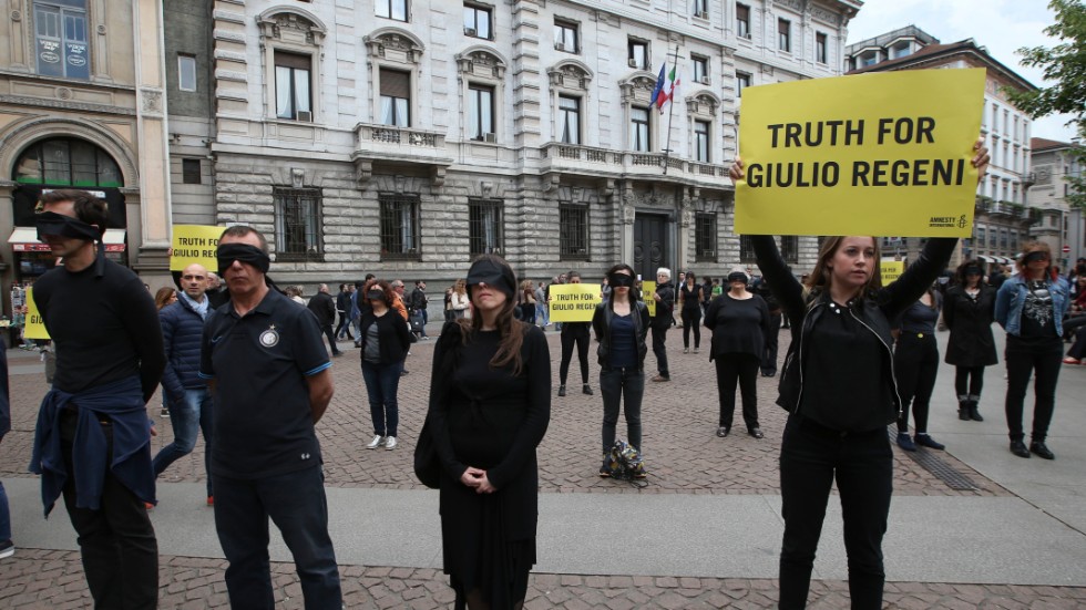 Aktivister från Amnesty International kräver ett svar på fallet med Giulio Regeni under en demonstration i Milano 2016.