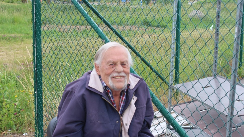 Lennart Johansson har bott i Rimforsa i fem år. 
"Jag bor i lägenhet så jag har ingen trädgård att vattna. Jag slösar inte på vattnet. Jag tycker att det är bra att kommunen har förbud på det."