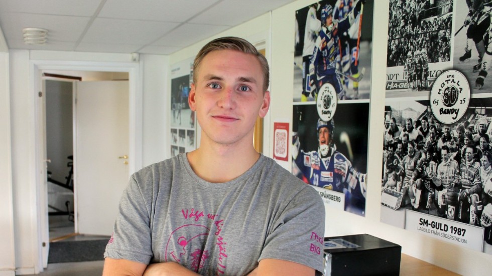Albin Rohlén har en tuff resa när han ska rehabträna sig tillbaka från sin korsbandsskada. IFK Motala-spelaren opereras av Frölundas ortoped i Göteborg efter påsk.