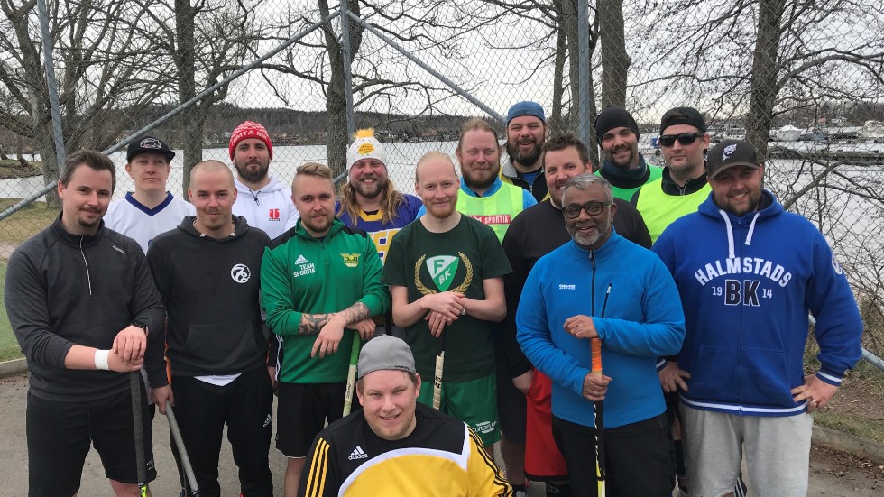 Påskasmällens 20-årsjubileum. Fyra timmars landhockey blev det på Tegelvikens tennisbana i Motala på påskafton. "Kul att träffas och umgås", säger Markus Andersson Yngve, yngst i gänget.