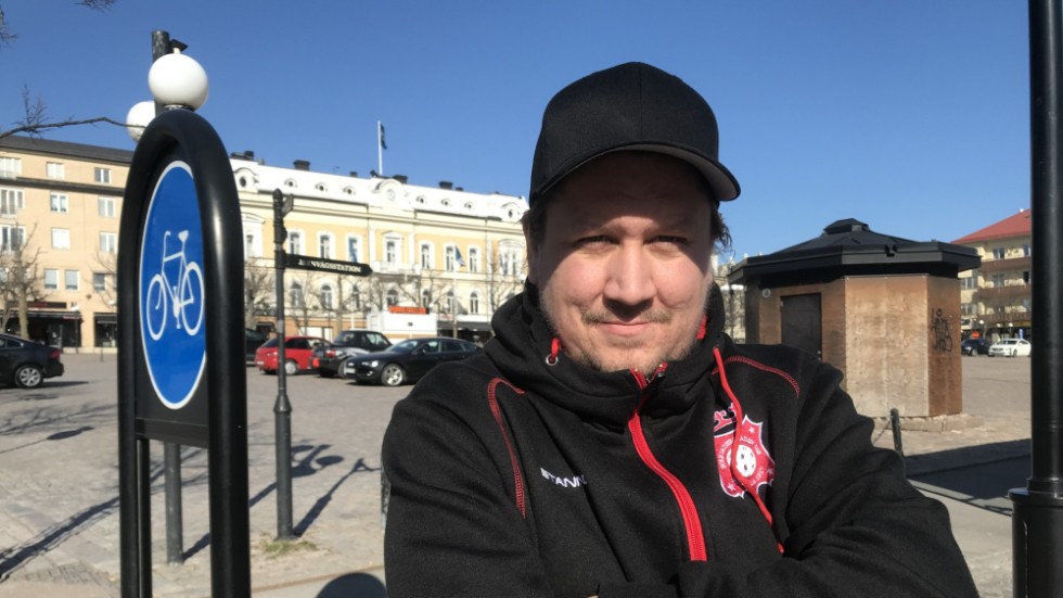 Emil Stille kisar mot solen, under sin keps. Han bygger vidare som tränare i Solfjäderstaden och ett nytt verktyg som han vill ha i verktygslådan är en rightfattad forward.