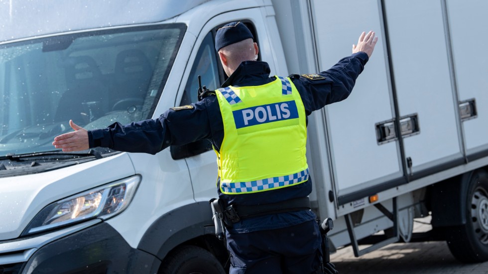 En polis vinkar in en lätt lastbil för id-kontroll vid Öresundsbrons betalstation på Lernacken. Arkivbild.
