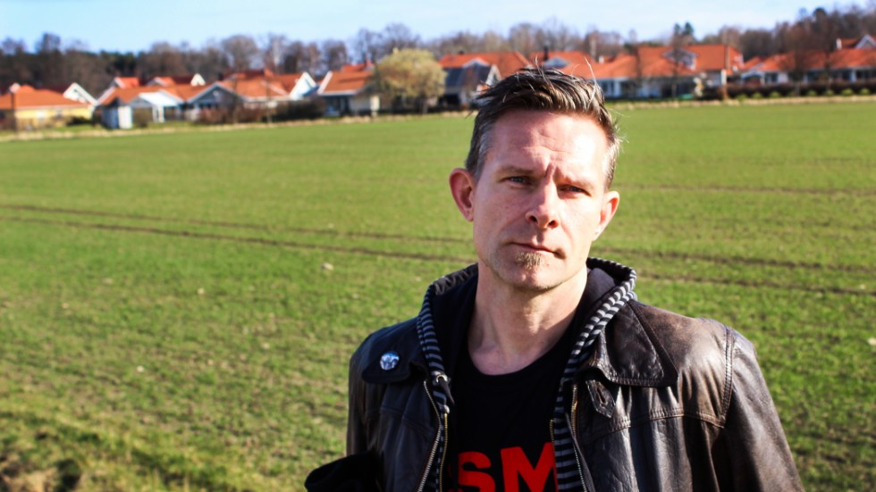 Professor Magnus Dahlstedt är kritisk till att politiker på lokal och nationell nivå tenderar att se sociala och kriminella problem i ytterområden som dessa områdens problem.