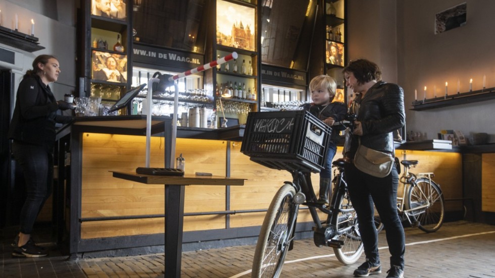 I Nederländerna har flera restauranger och kaféer öppnat upp för "bike-trough".