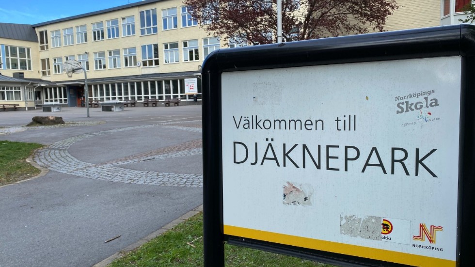 Inne i Djäkneparksskolan, lyser det i taket i många delar av skolan och i omkringliggande byggnader och i Oskarsskolan lyser det hela dygnet runt, sju dagar i veckan, skriver signaturen Alla ska hjälpas åt.