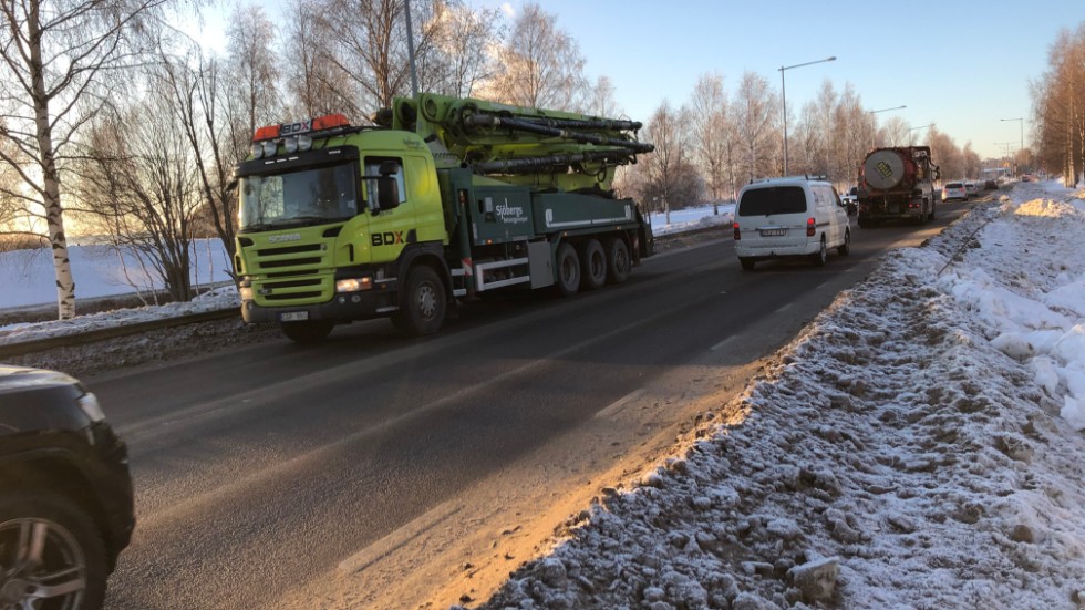 "Jag skulle då inte vilja ha alla dessa containrar på lastbil genom Timmerleden. Faktum kvarstår att till Smurfit Kappa anländer och avgår med tåg cirka 1 200 ton gods i vardera riktningen fem dagar i veckan", skriver Torbjörn Lund i en replik. (Arkivbild)