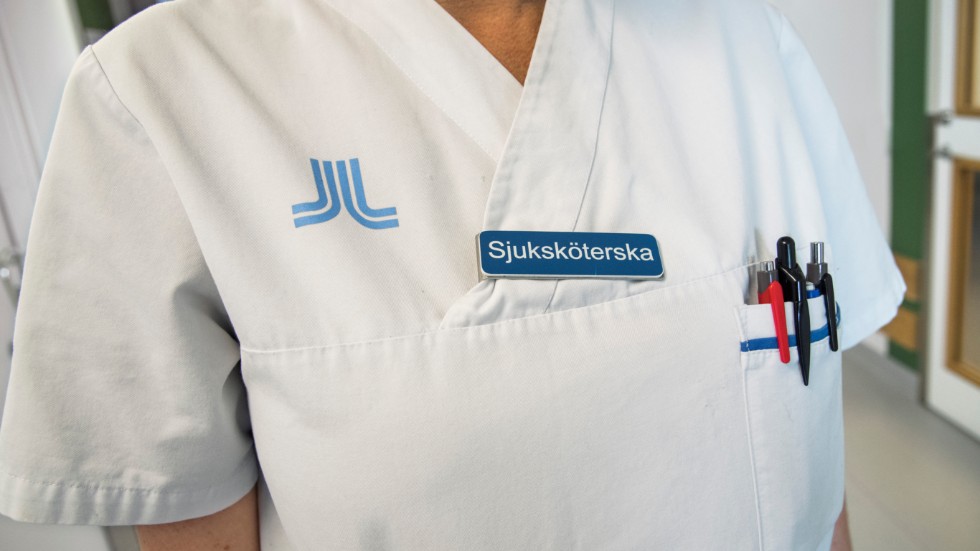 Så enligt människor som aldrig jobbat på golvet och till exempel aldrig hållit den där patienten i handen, så kan man flytta runt oss hit och dit. Enkel matte tydligen, skriver en sjuksköterska.