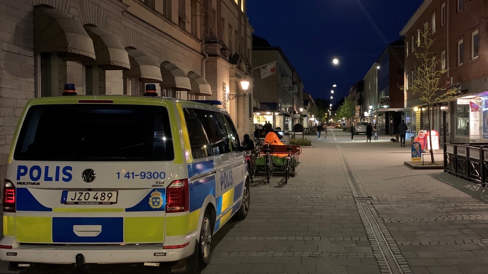 Polisen hittade en skadad person i Nyköpings centrum under natten mot lördagen. Senare greps en person misstänkt för misshandel. (ARKIVBILD)