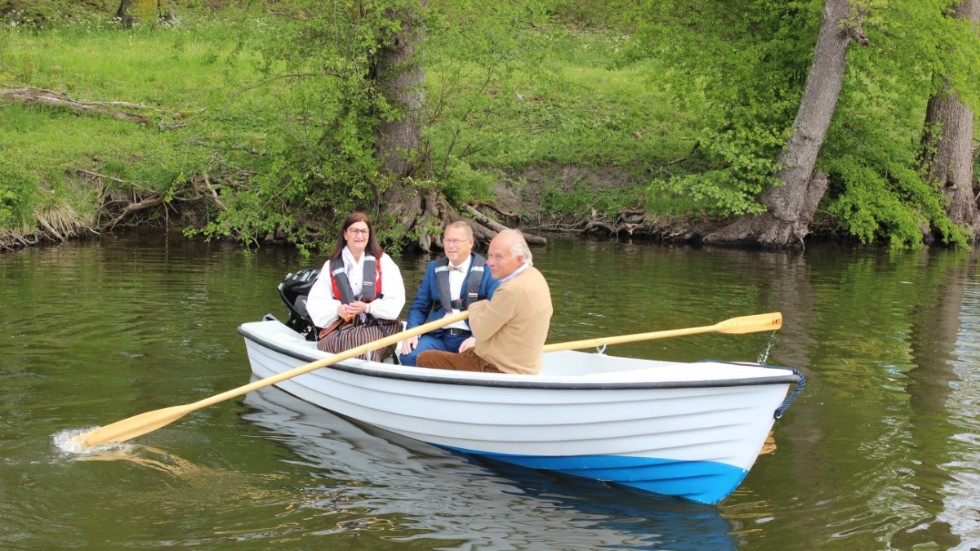 Camilla Egberth, Nils-Ingvar Graan och Folke Bergman tog roddbåten till bandet för att officiellt inviga Skedevid kanal.