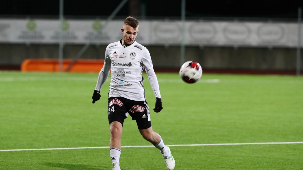 Viktige mittbacken Jesper Merbom Adolfsson har skrivit på för en fortsättning i Motala AIF och Lessebosonen följer alltså med till söderettan 2020.