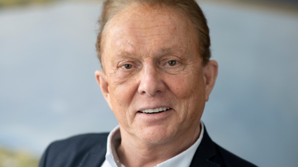 Kenneth Backgård (SJVP) regionråd säger att gåvan är ett tack till de anställda som kämpat i pandemitider.