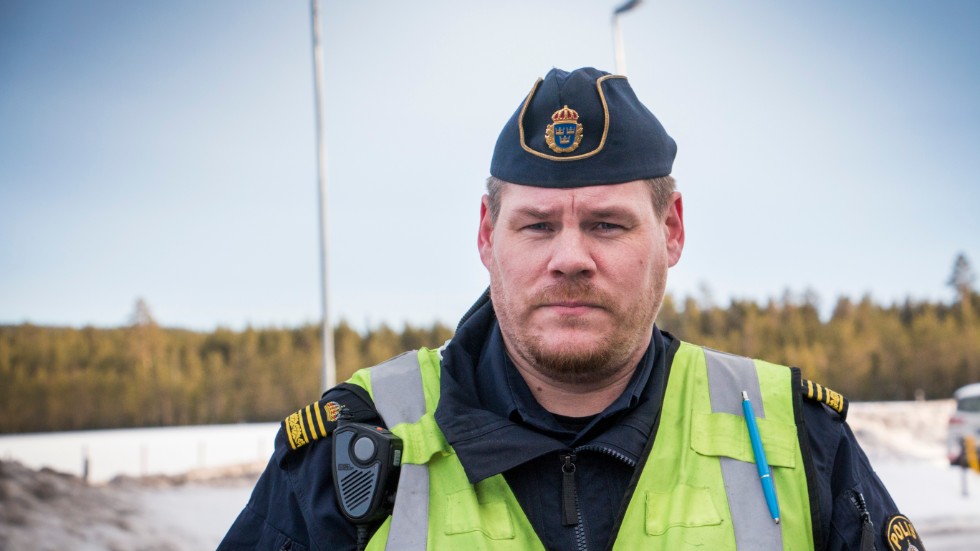 Mattias Martinsson, gruppchef vid trafikpolisen i Norrbotten, vill ha ytterligare skärpta regler för A--traktorförare. Han tror att en prövotid på körkortet får bort den värsta buskörningen från vägarna.