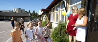 Skolavslutning på skolgården i Stenkulla