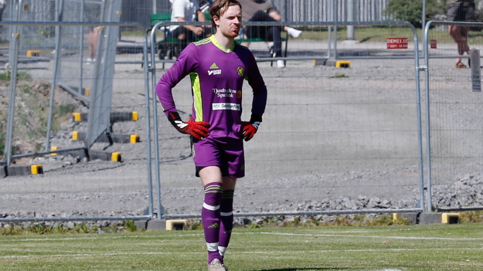 Albin Liffner fick släppa två bollar förbi sig i premiären.