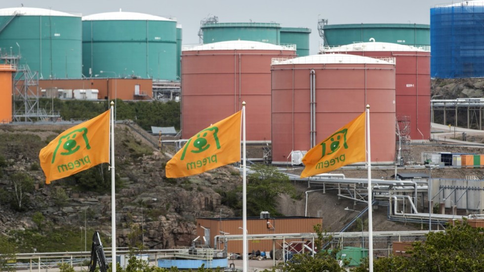 Preems beslut att lägga ner planerna på utökad verksamhet i Lysekil är ett exempel som ledarskribenten lyfter fram i sin kritik mot hur svenskt regelverk skrämmer bort industriföretag.
