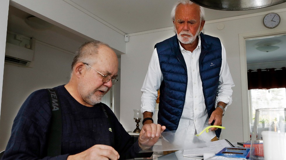 Gunnar och Jan Hammarstrand tillverkar det första provexemplaret av skyddsvisiret. Med förlaga i form av en steg-för-steg instruktion på nätet från Sörmlands landsting. 