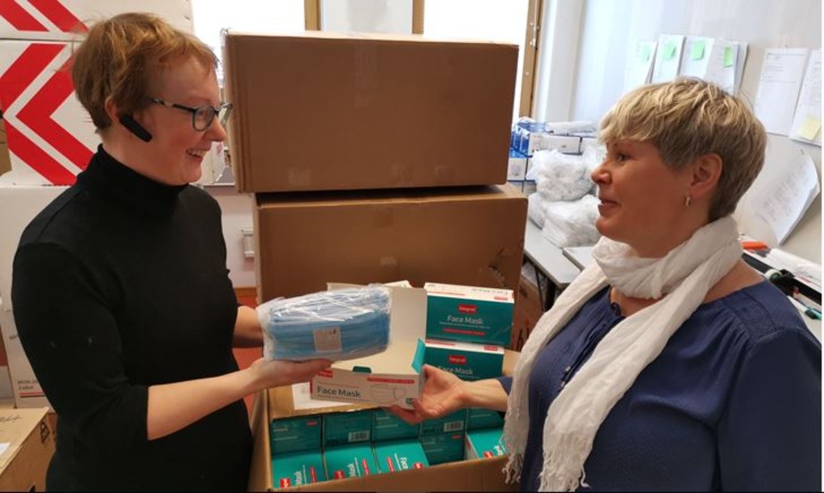 Annette Viksten Åhl, här till höger, anser att experternas kritik att undanhållandet av information till anhöriga lett till att personer dött, får stå för dem. 