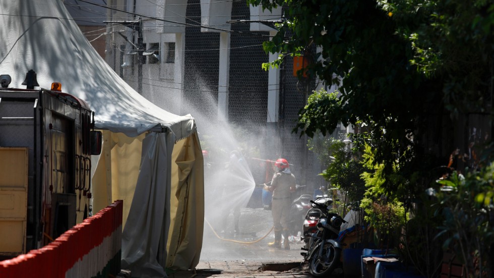 Indiska myndigheter desinficerar ett område i Delhi där ett Tablighi Jamaat-möte hölls i mars.