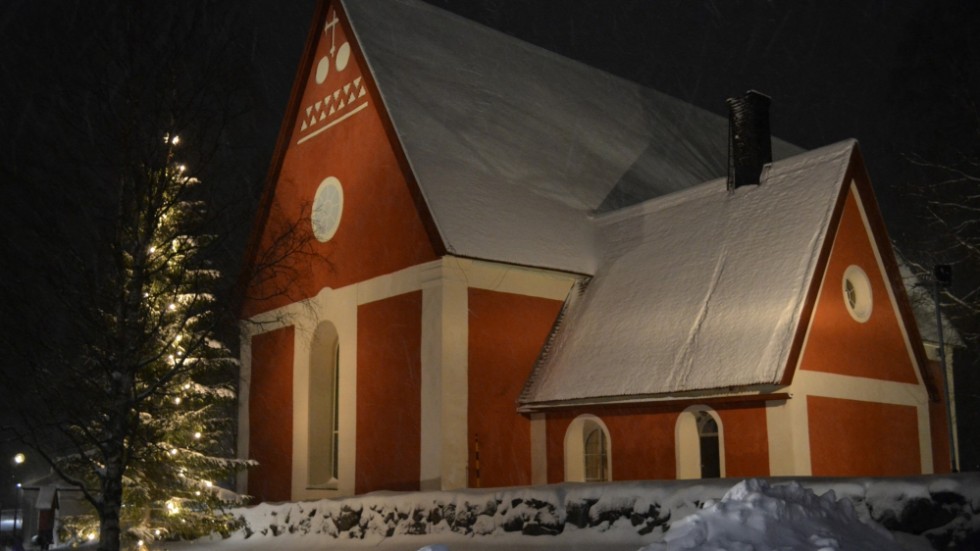 Kalix kyrka i vinterskrud.