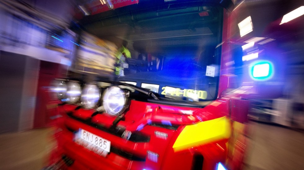 Bråte från lastbilarna ligger på vägen och behöver städas bort innan trafiken kan rulla på igen.