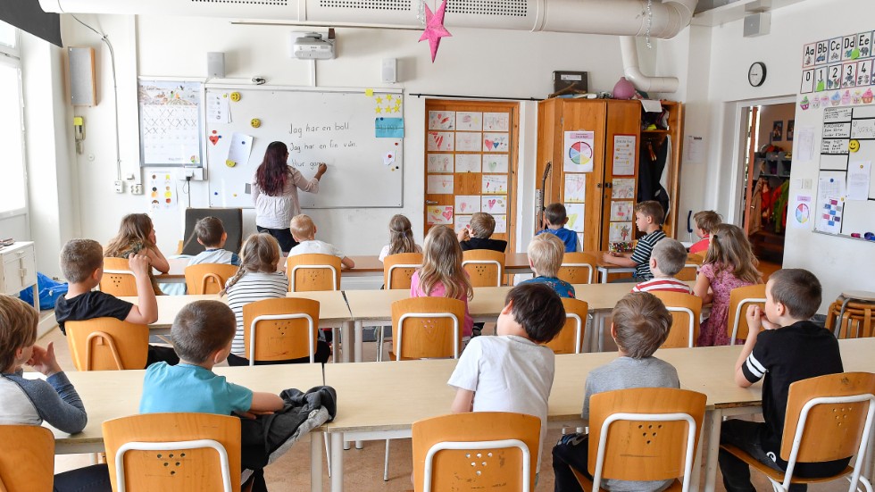 Skribenterna anser att det finns en tystnadskultur i kommunen där lärare inte vågar vara öppet kritiska.