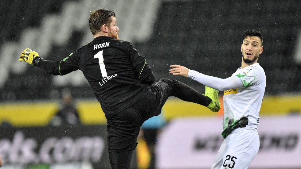 Kölns målvakt Timo Horn Mönchengladbachs Ramy Bensebaini kan snart få spela match igen. Arkivbild.
