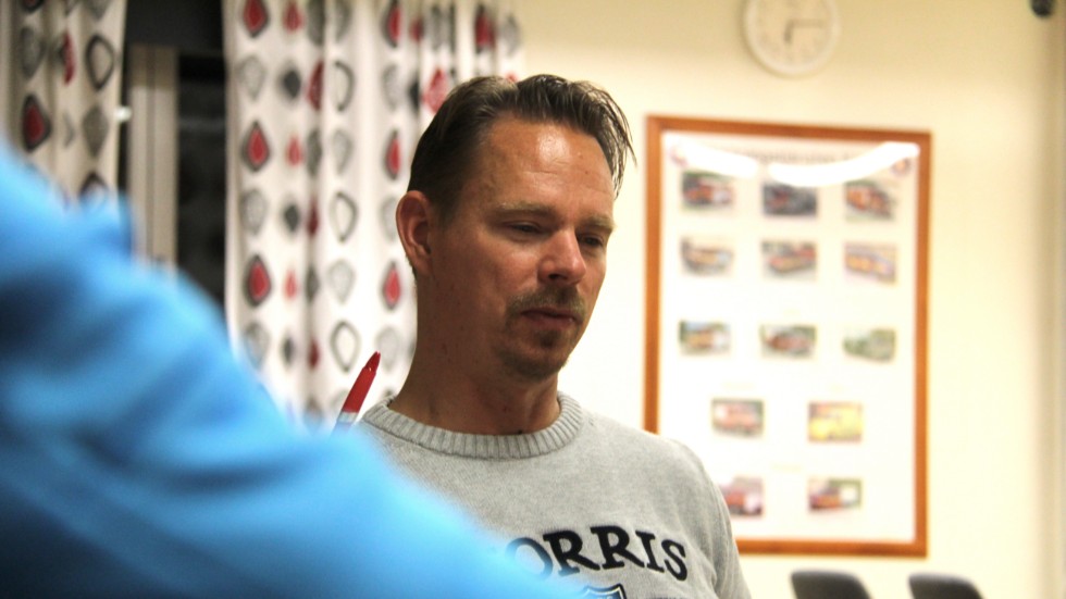 Deltidsbrandmannen och skyddsombudet Patrik Karlsson tycker att det sparats tillräckligt på räddningstjänsten i Kinda. "Det är fel väg att gå", säger han.