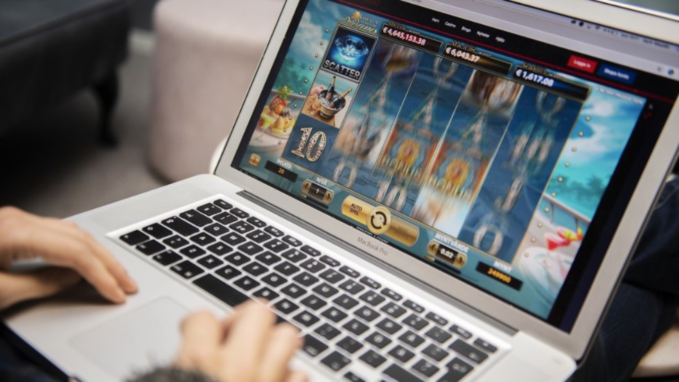 Nätkasino. I genomsnitt och i längden förlorar alltid spelarna. De kasino- och liknande bolag som har statlig licens plockar av svenska privatpersoner cirka 17 miljarder per år. 