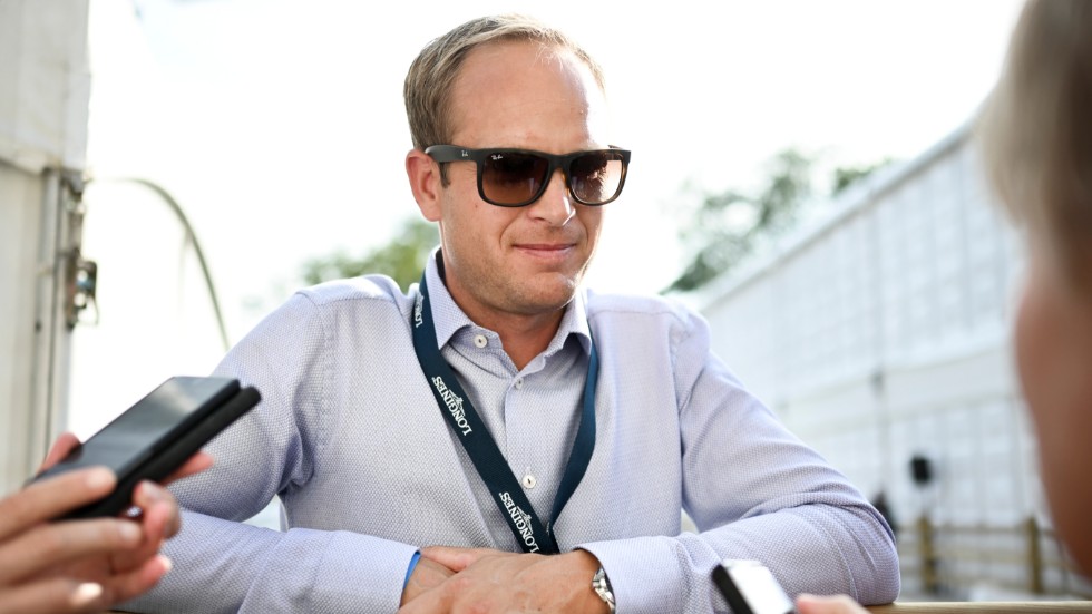 Hopplandslagets förbundskapten Henrik Ankarcrona gör vad han kan för att stötta sina ryttare. Arkivbild.