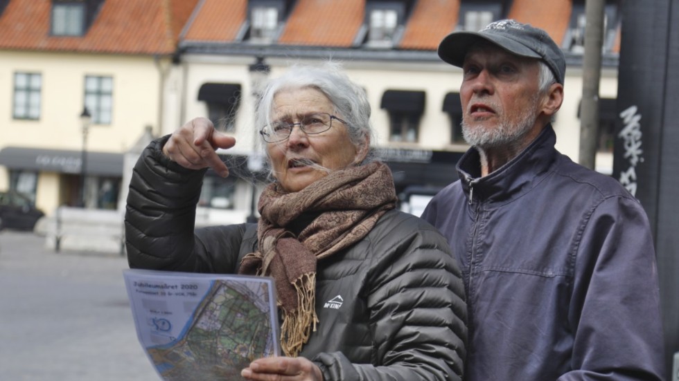 Eva och Kenneth Andersson funderar på en av bilderna i fotopasset. Visst var det stuprännan på Söderport!