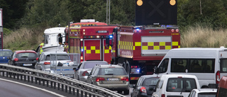 Lossnad båtkärra blockerade körfält