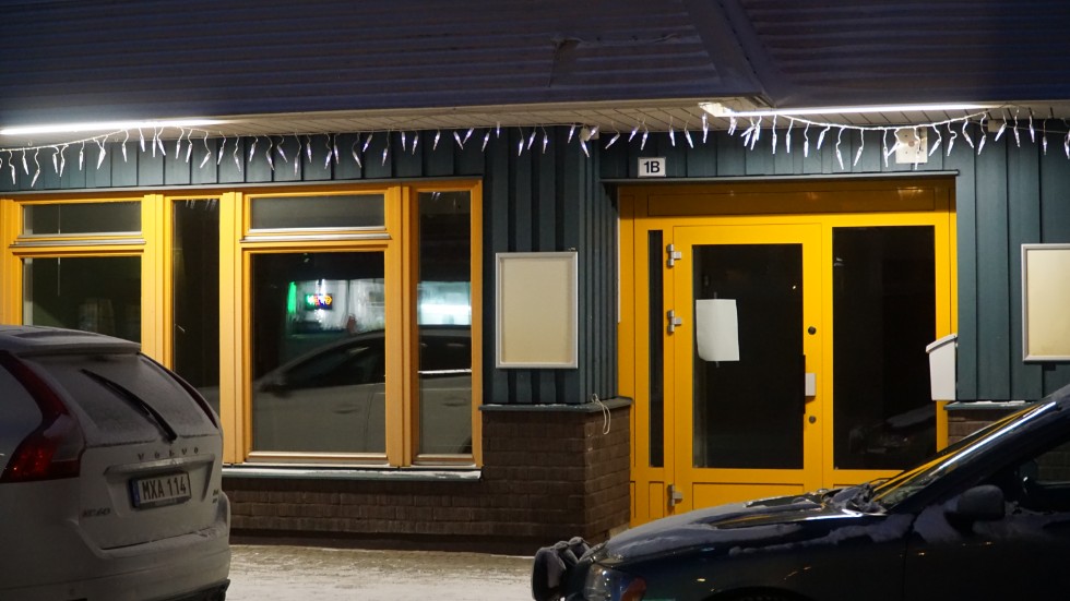 Det är många svarta skyltfönster längst Storgatan i Arjeplog.
