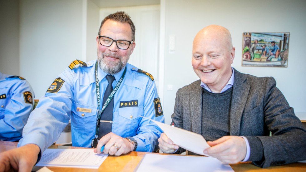Fredrik Persson och Peter Lindvall skriver under medborgarlöftena för 2020. "Grundbulten i det brottsförebyggande arbetet är att vi jobbar tillsammans för att få ett ett tryggare Gotland", säger Fredrik Persson.