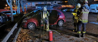 Bilbrand på parkering i Klockaretorpet