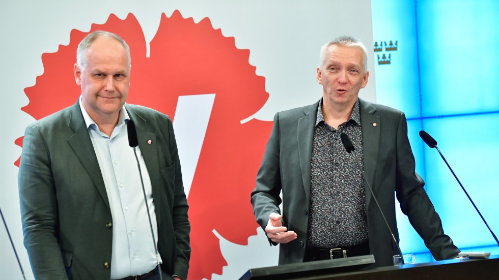 Vänsterpartiets partiledare Jonas Sjöstedt och riksdagsledamoten Birger Lahti (V) meddelade under en pressträff på tisdagen att man vill gå med i energiöverenskommelsen med S, MP och C.