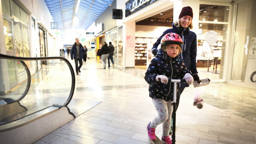 Lovis och mamma Lina-Maria kommer att stanna på ön under sportlovet. "Det är en sådan hets att åka iväg och folk tävlar om att ta finaste semesterbilderna", tycker Lina-Maria.