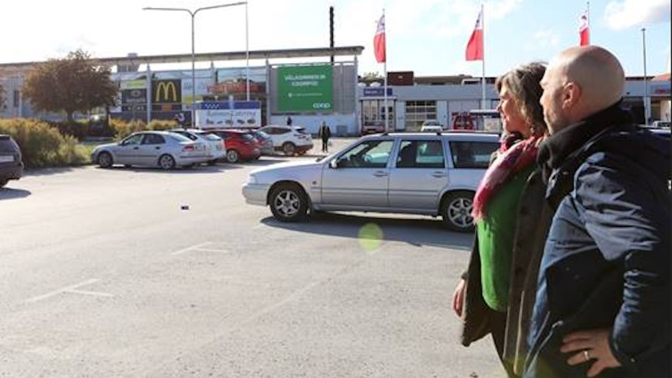 Förändringar på gång. Eva Ahlin (C), och Christian Hegardt, stadsarkitekt, tittar ut över Coop-parkeringen.