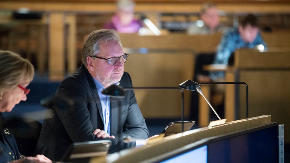 "Låt lärarna undervisa och lokalvårdarna städa" säger Håkan Johansson, gruppledare för Moderaterna i kommunfullmäktige.