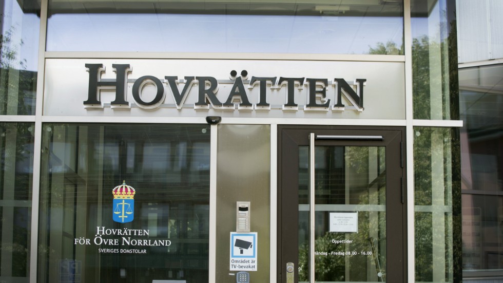 Hovrätten halverar fängelsestraffet för en man som dömts för grov kvinnofridskränkning. (Arkivbild)